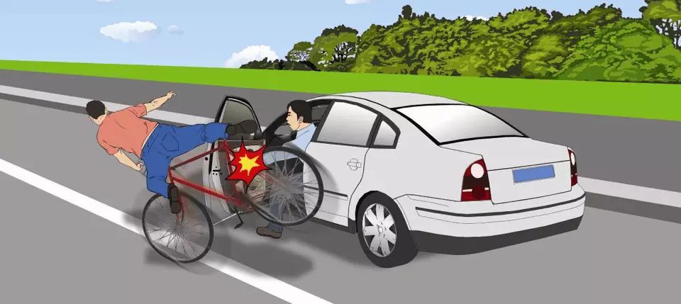 这辆小型汽车驾驶人错在哪里？