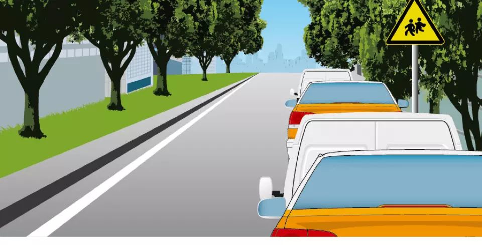 如图所示，驾驶机动车看到路边有这种标志时，表示前方接近学校区域，因此要提前减速注意观察。