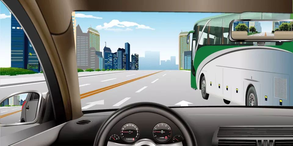 如图所示，驾驶机动车临近停在车站的公交车时，以下做法正确的是什么?