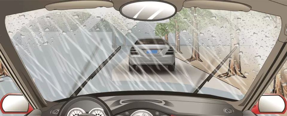 在这种大雨中，跟车行驶时使用近光灯的目的是？