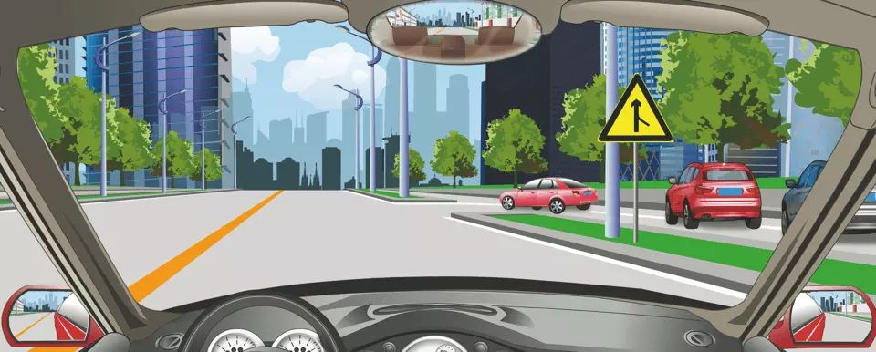 驾驶机动车驶近前方主支干道交汇处要注意什么？