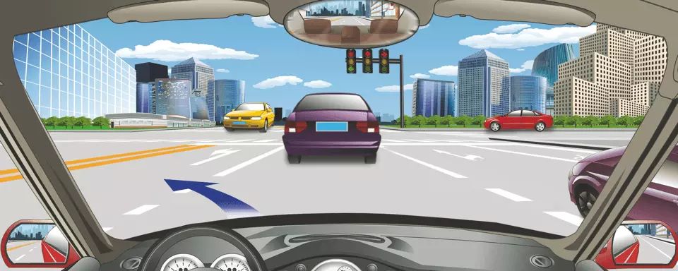 驾驶机动车在这个路口左转弯要提前按导向箭头指示向左变更车道。