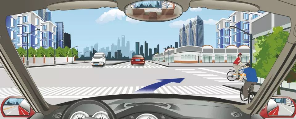 驾驶机动车在这个路口右转弯时要避让非机动车。