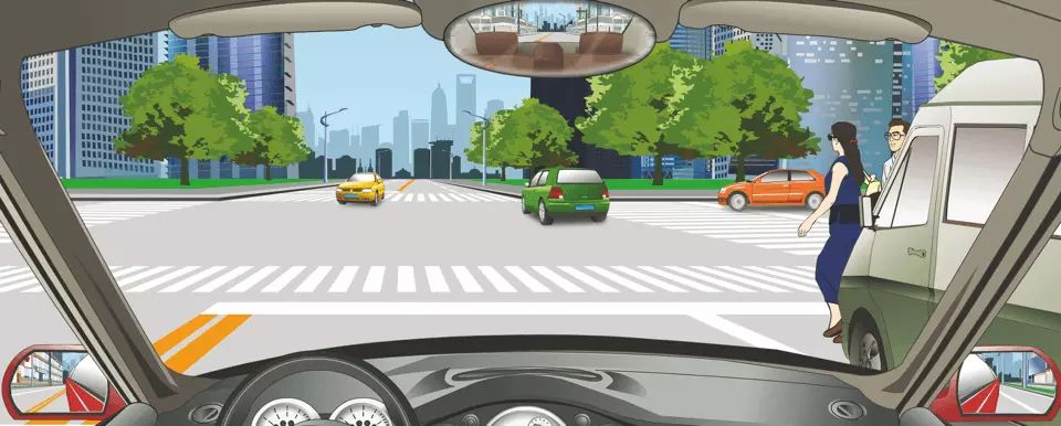 驾驶机动车在人行横道前遇到这种情况一定要减速慢行。