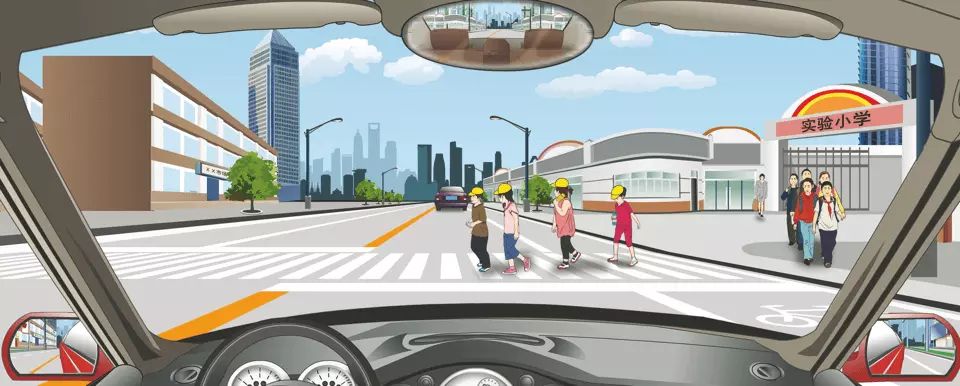 驾驶机动车在学校门口遇到这种情况怎样行驶?