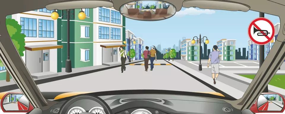 如图所示，驾驶机动车在居民小区遇到这种情形时，可连续鸣喇叭。
