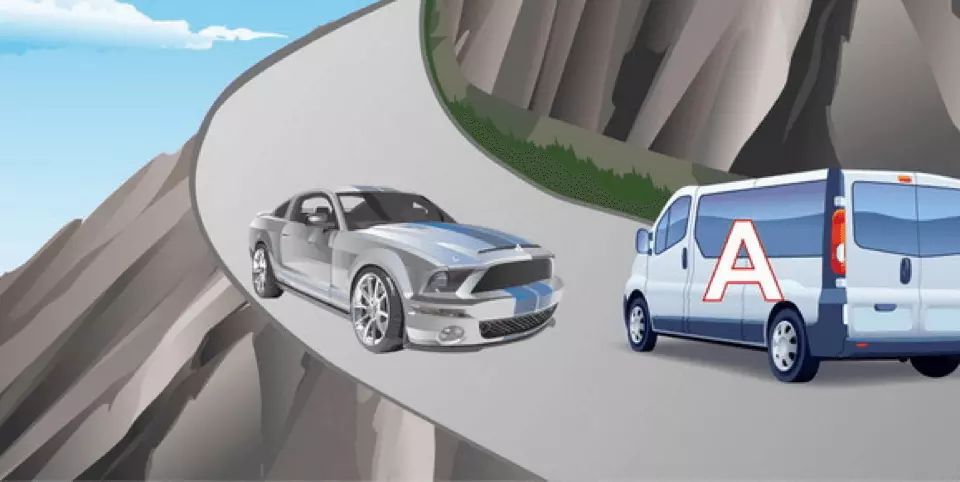 如图所示，驾驶机动车遇到这种情况，A车应当主动减速让行的原因是什么？