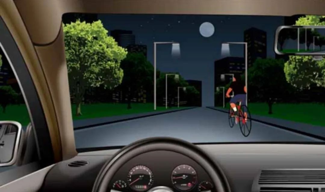 夜间驾驶机动车准备超越右侧非机动车时，以下做法正确的是什么？