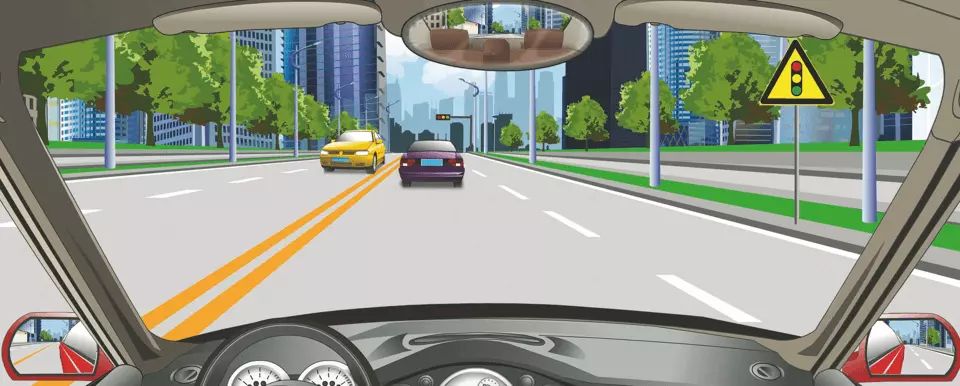 右侧标志警告前方路段设有信号灯。