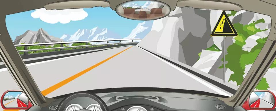 右侧标志提醒前方是左侧傍山险路。