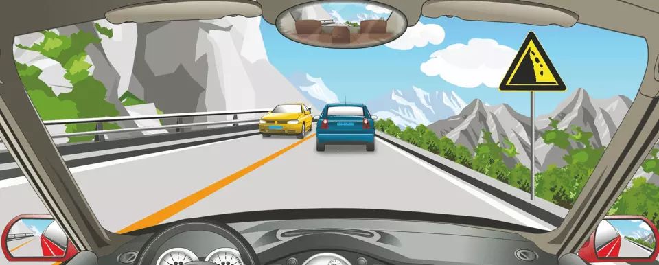 右侧这个标志提醒注意左侧有落石危险。