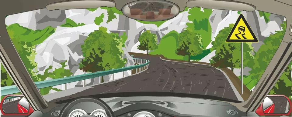 右侧这个标志提示前方是连续急转弯道路。