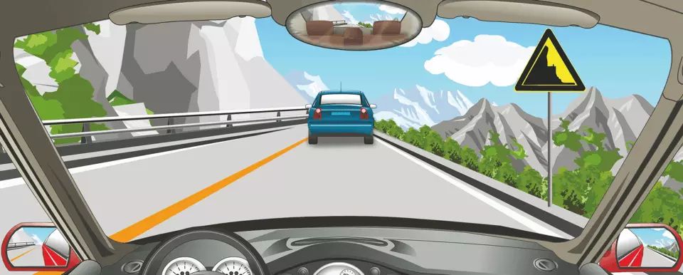 右侧这个标志提醒注意前方是傍山险路。