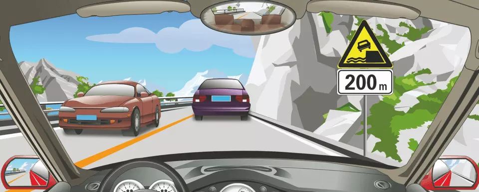 右侧这个标志提醒注意前方200米是堤坝道路。