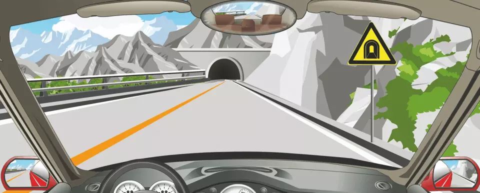 右侧这个标志提醒前方是单向行驶隧道。