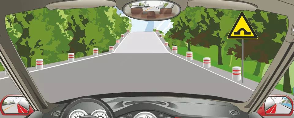 右侧标志提醒前方路面高突。