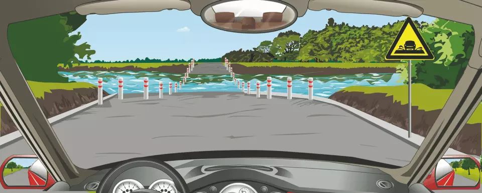 右侧标志提醒前方是过水路面。