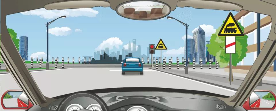 右侧标志警告距前方有人看守铁路道口100米。