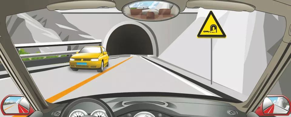 右侧这个标志警告进入隧道减速慢行。