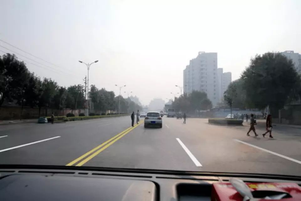 如图所示，驾驶机动车遇到这种情况时，应注意左前方行人可能在前方机动车驶过后马上横穿道路。