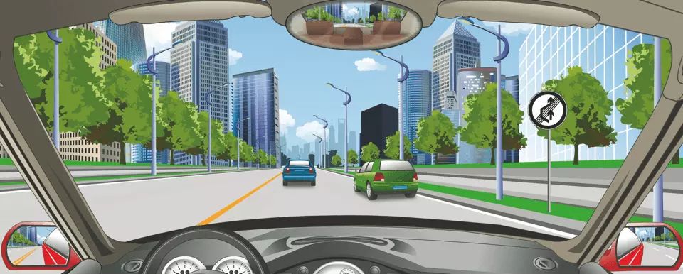 这个标志表示前方路段不允许超车。