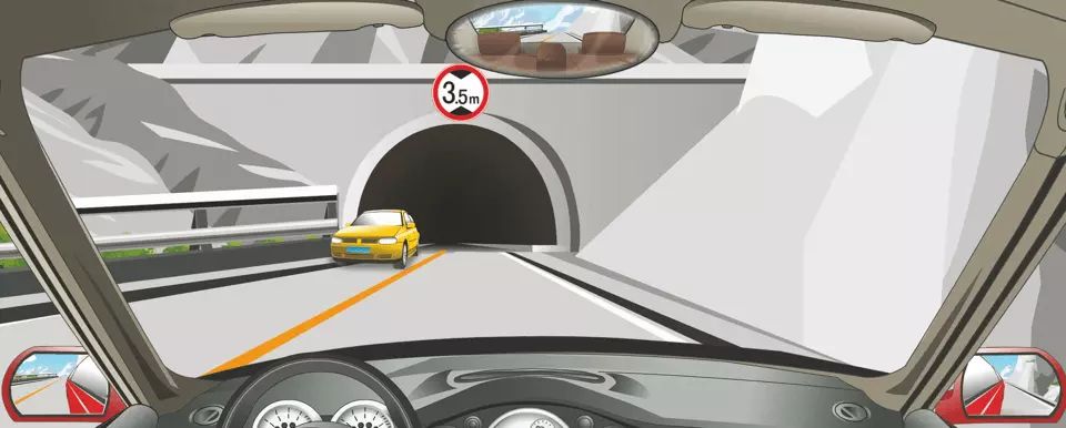 隧道上方标志表示限制高度3.5米。