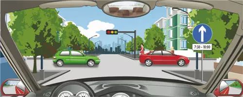 右侧标志表示前方路口7:30-10:00允许车辆直行。