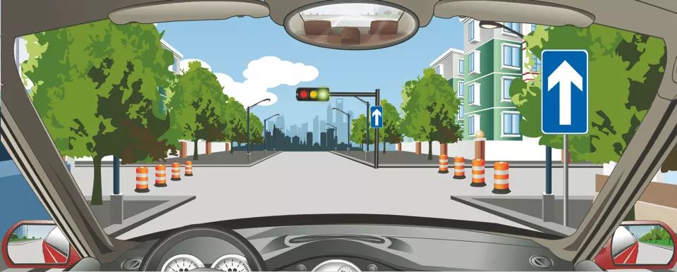 右侧标志表示注意避让直行方向来的机动车。