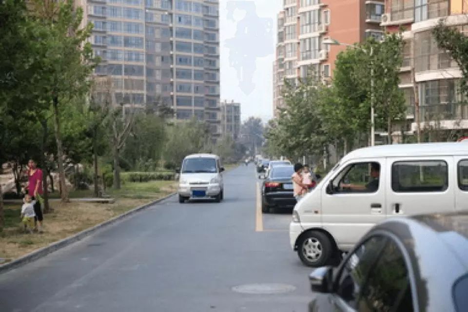 如图所示，驾驶机动车遇到这种情况时，应减速或停车，待前方车辆通过后再通行。