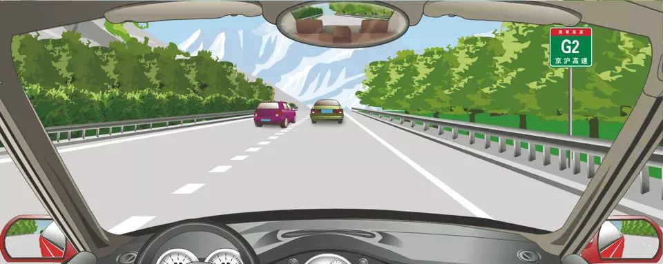 前方标志指示高速公路的名称和编号。