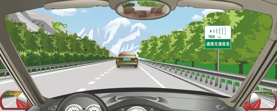 这个标志指示高速公路交通广播和无线电视频道。