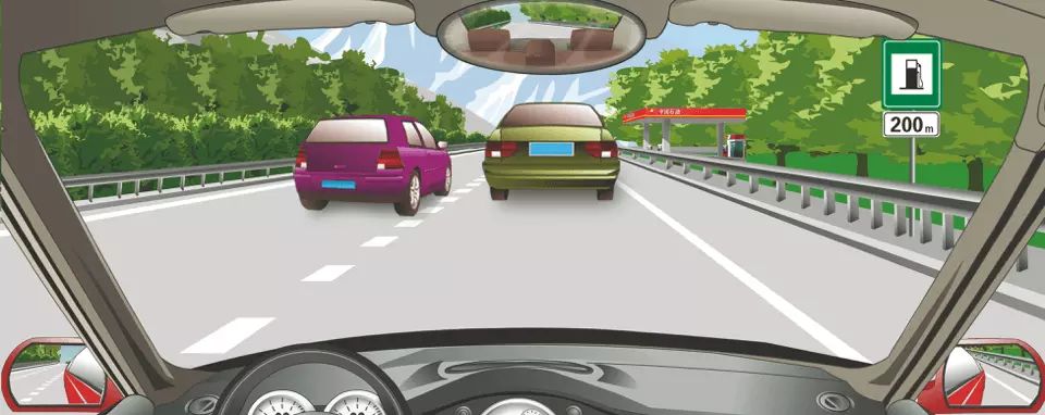 右侧标志指示距离前方加油站入口200米。