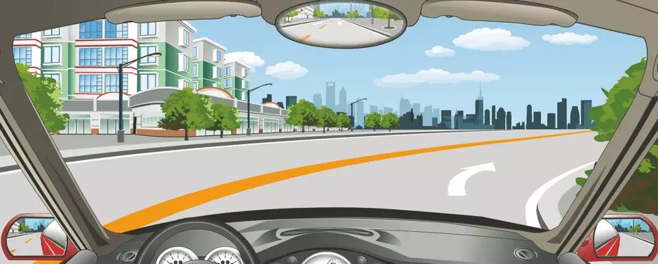 该车道路面导向箭头提示前方道路右侧有路口。