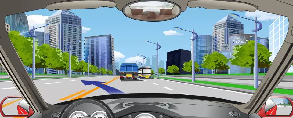 路中心黄色实虚线指示允许超车时越过。