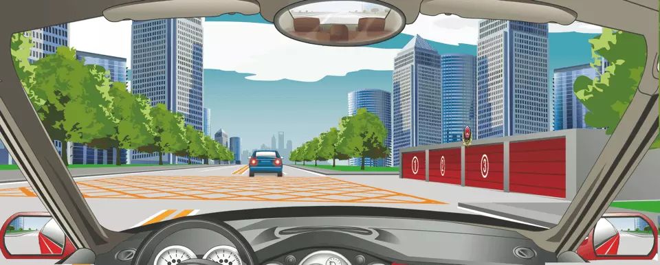 路面网状线标示不准进入该区域内停车等待。