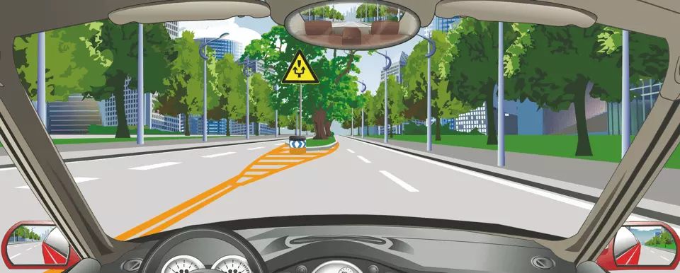 路中黄色斜线填充标记警告前方有固定性障碍物。