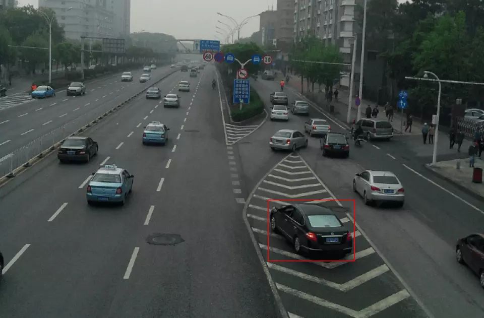 图中红框内行驶车辆存在交通违法行为。