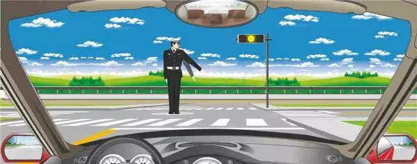 交通警察发出的是左转弯待转手势信号。