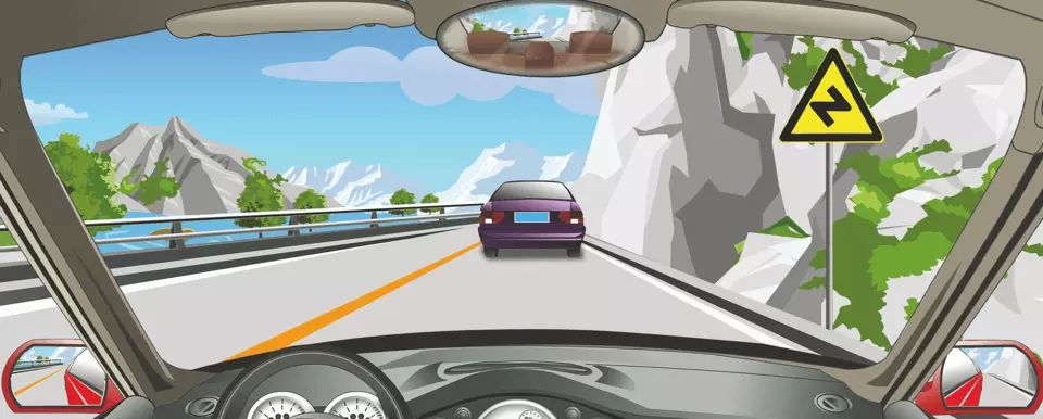 右侧标志警示前方道路有连续三个或三个以上的弯路。