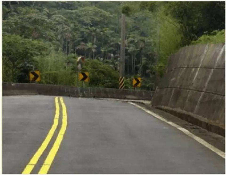 驾驶机动车通过这种路段时，应该考虑到弯道后方可能有对面驶来的车辆占用我方车道。