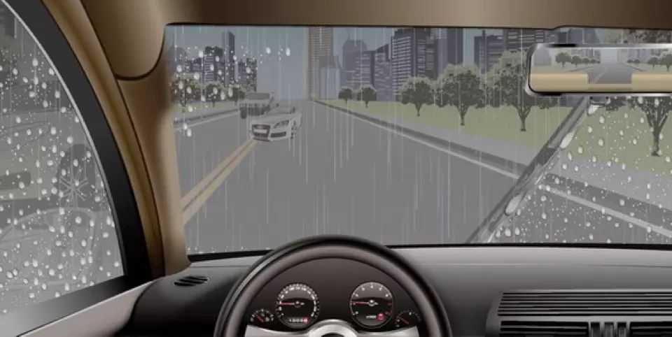 如图所示，驾驶机动车在这种情况下，由于前车相隔较远，可先观察情况后，临近再做调整。