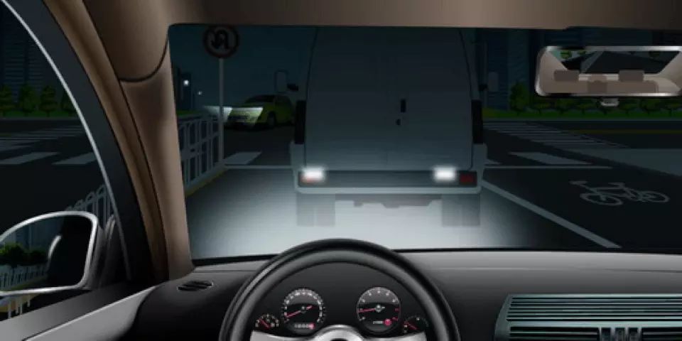 如图所示，驾驶机动车跟车行驶遇到前车遮挡路口交通信号灯时，以下做法正确的是什么？