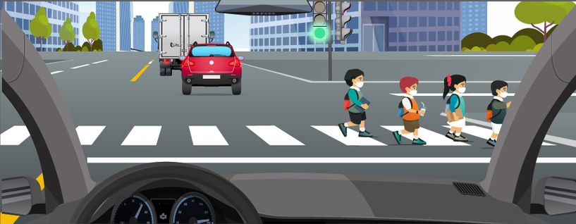 某日11时30分马某驾车经过某个交叉路口，前方车多人多，马某欲强行右转，前方有孩童放学经过，正确的做法是什么？