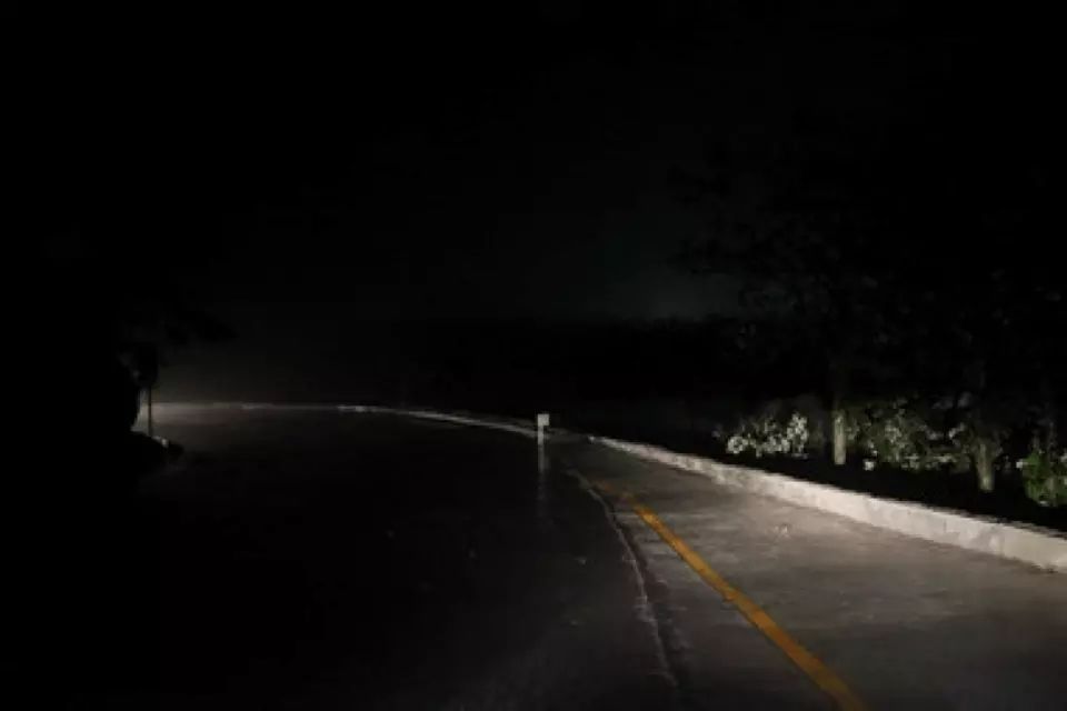 如图所示，驾驶机动车遇到这种情况时，应注意哪些情况？