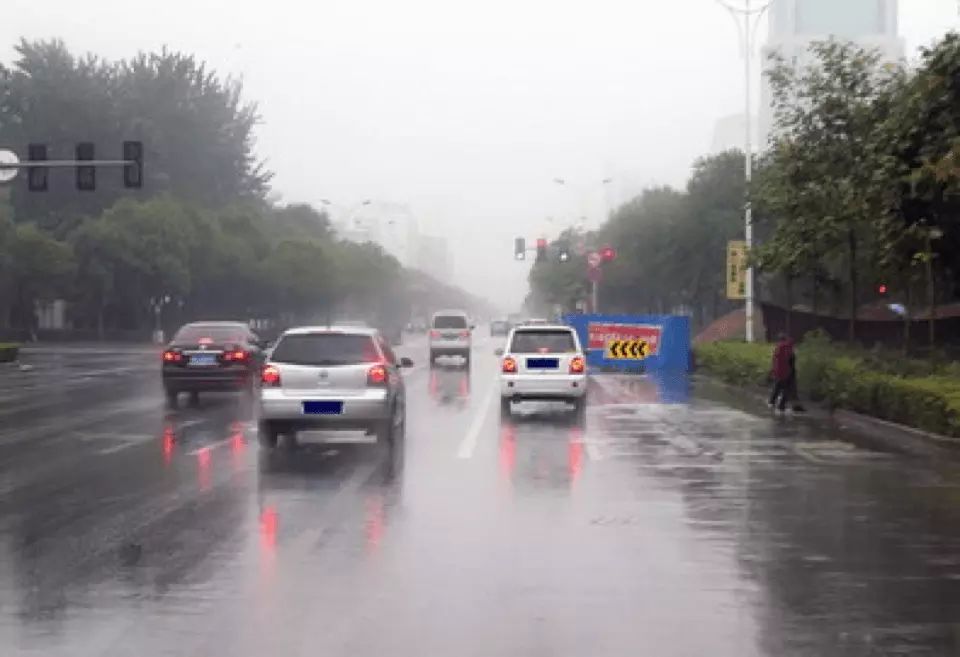 如图所示，驾驶机动车路遇右前方施工路段，应提前减速慢行。