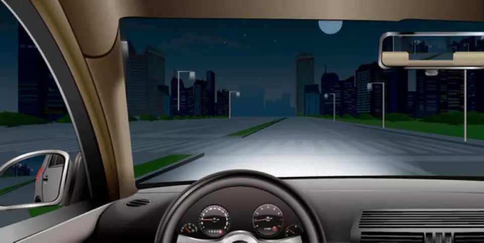 如图所示，夜间驾驶机动车行经没有行人通过的人行横道时可加速通过。