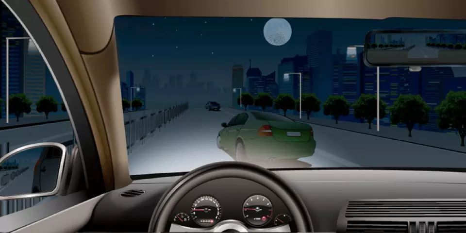 如图所示，夜间驾驶机动车遇到其他机动车突然驶入本车道，可加速从右侧车道绕行。