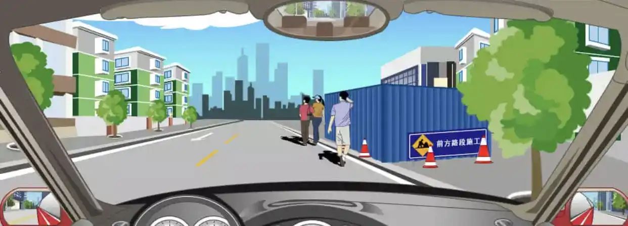 如图所示，驾驶机动车遇到这种情况时，应鸣喇叭提醒行人注意避让，加速通过。