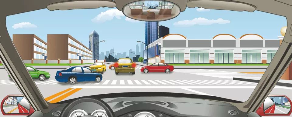 驾驶机动车在路口遇到这种情况要随时准备停车礼让。