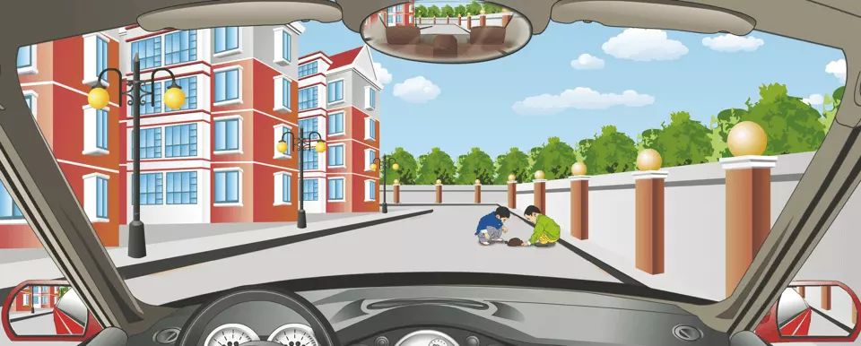 驾驶机动车遇到这样的情景怎样行驶？